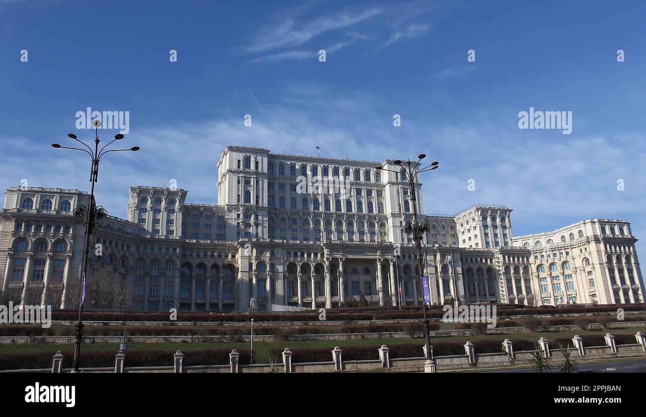 Bukarest, Rumänien - 31. Dezember 2022: Vorderansicht des Parlamentspalastes in Bukarest, Rumänien. Stockfoto