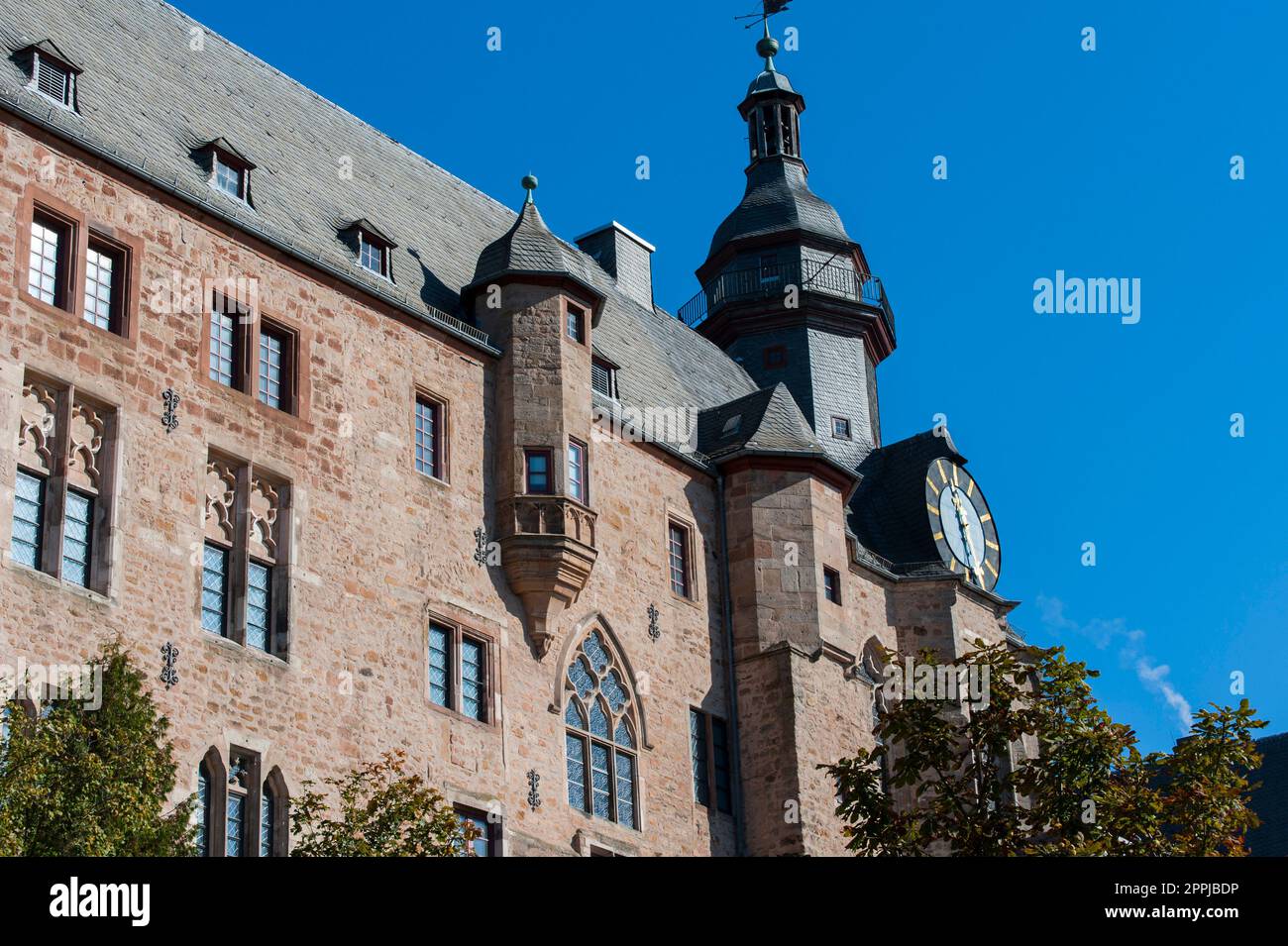 Die Fassade des Hauptgebäudes der Burg Marburg mit ihrer Umgebung bei schönem Wetter Stockfoto