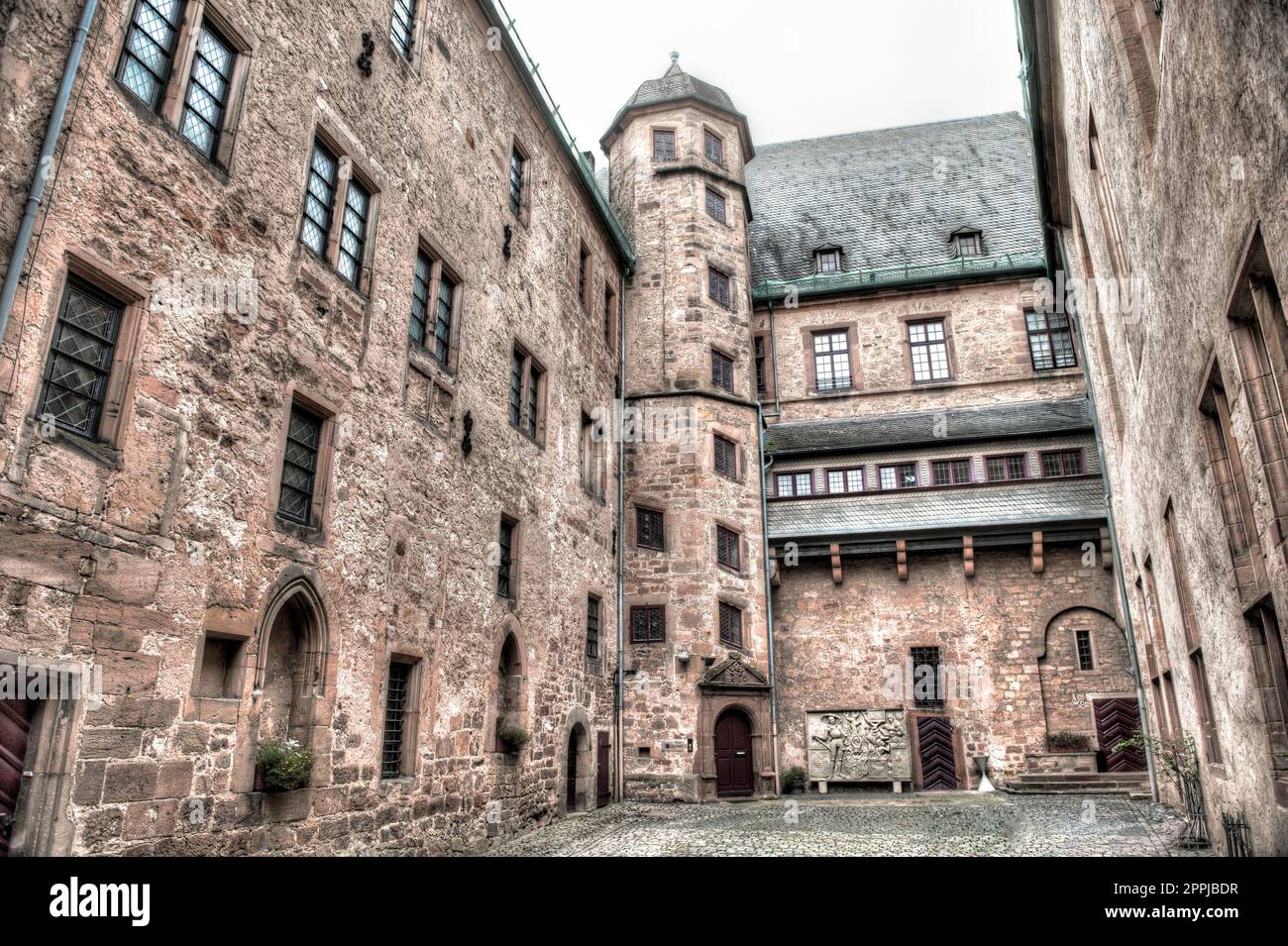 Innenhof der Burg Marburg mit Fassaden der angrenzenden Gebäude, Hessen, Deutschland Stockfoto
