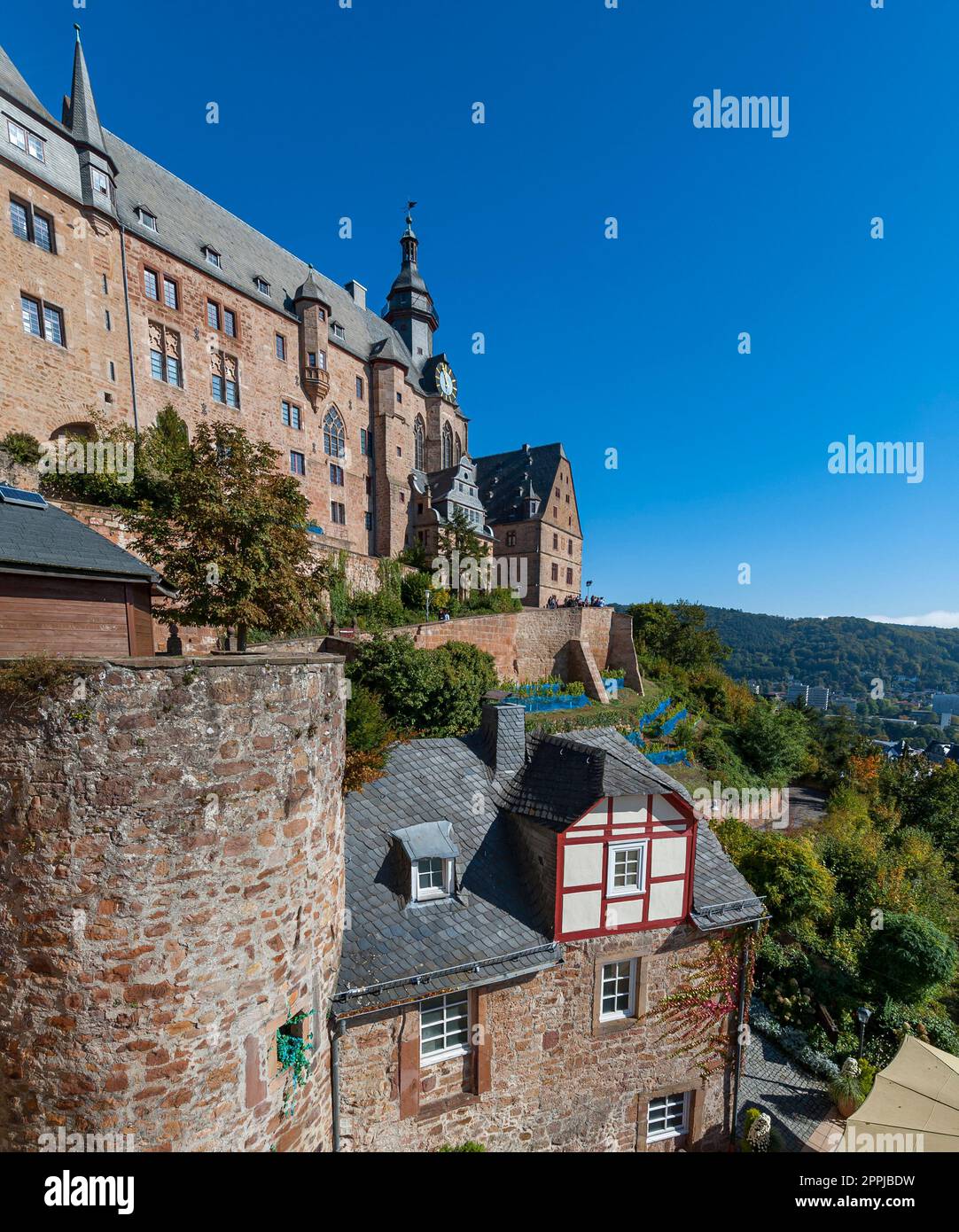 Die Fassade des Hauptgebäudes der Burg Marburg mit ihrer Umgebung bei schönem Wetter Stockfoto
