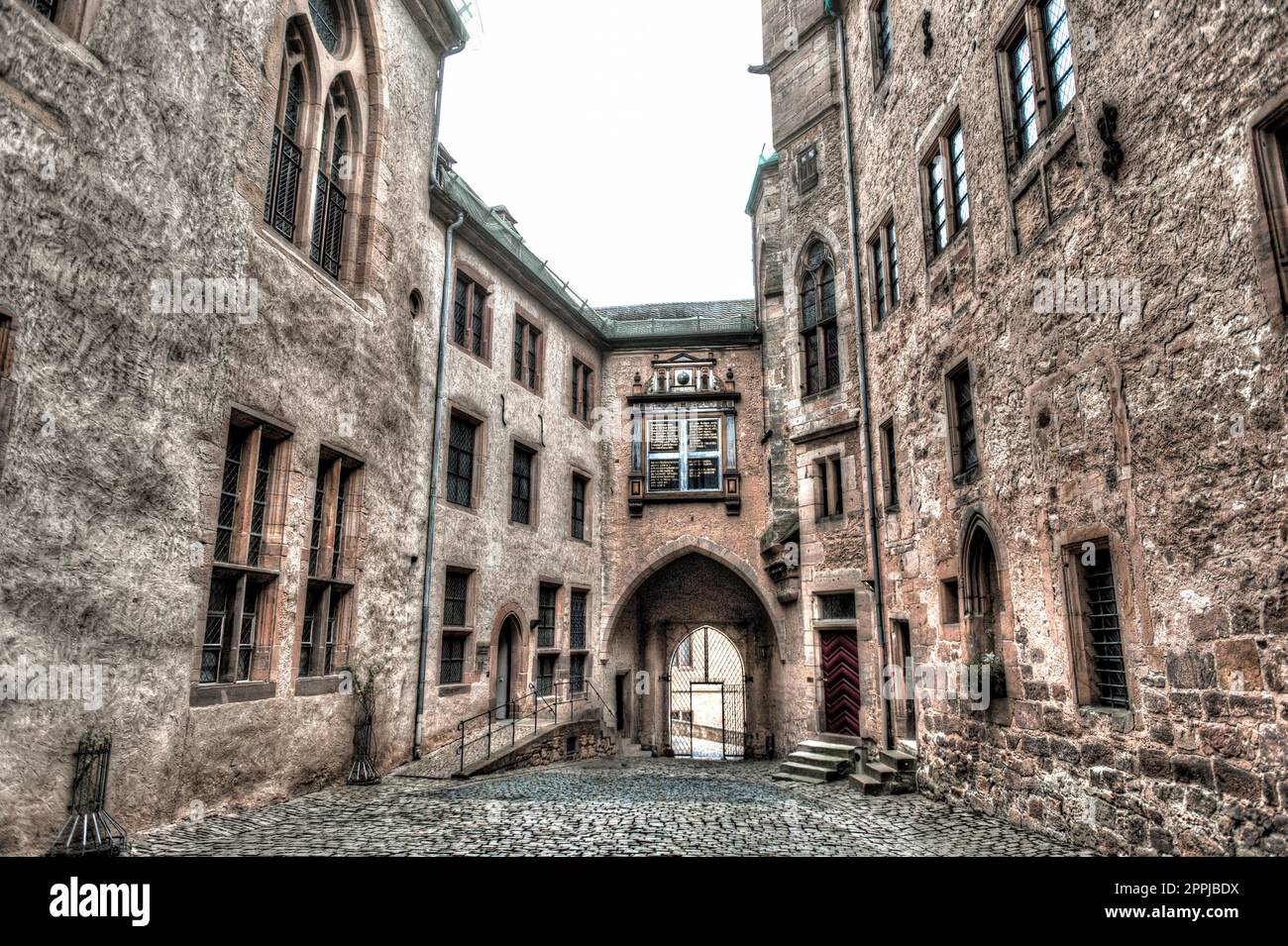 Innenhof der Burg Marburg mit Fassaden der angrenzenden Gebäude, Hessen, Deutschland Stockfoto