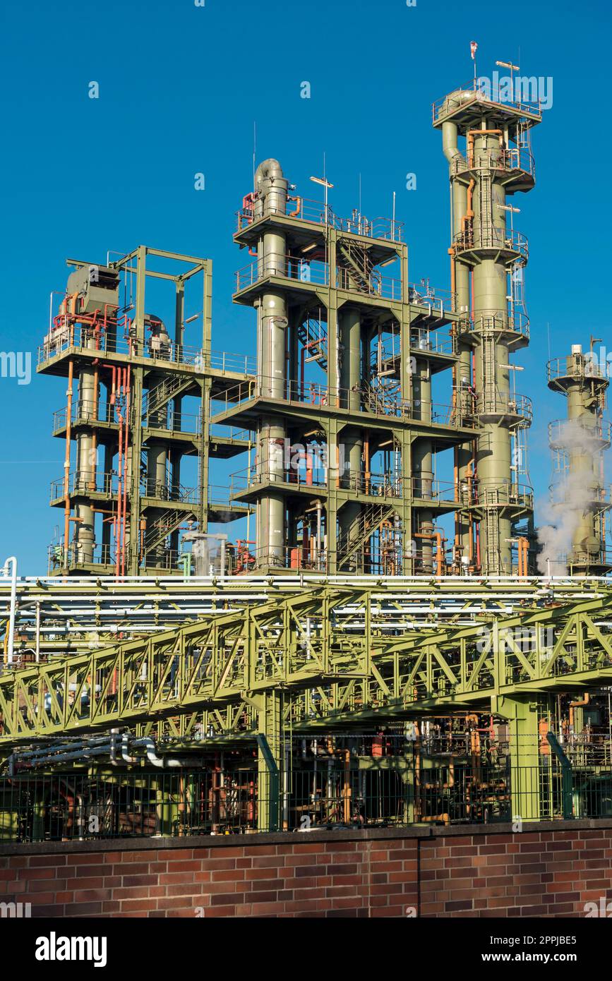 Eine Fabrik der chemischen Industrie zur Verarbeitung von Rohstoffen wie Gas, Öl und anderen fossilen Brennstoffen Stockfoto