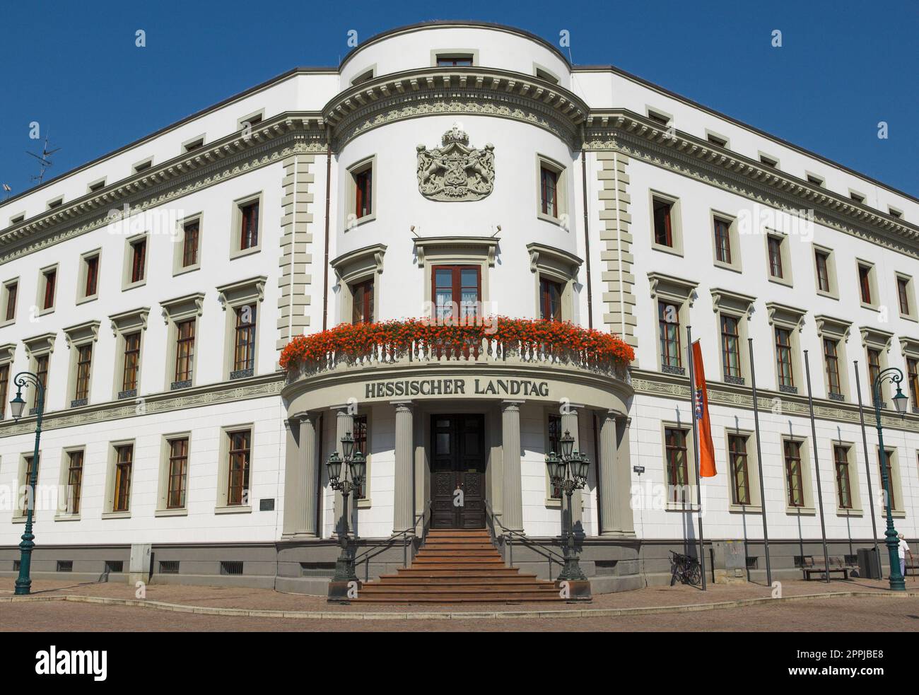 Die Frontfassade mit Eingangsportal des Hessischen Parlaments in Wiesbaden bei sonnigem Wetter Stockfoto