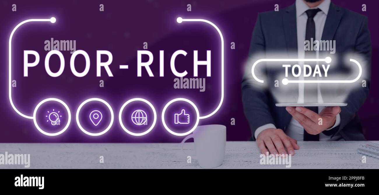 Textzeichen mit armem Rich. Ein Wort, das geschrieben wurde, dass es keine ausreichende Versorgung oder reichlich Besitztümer gibt Stockfoto