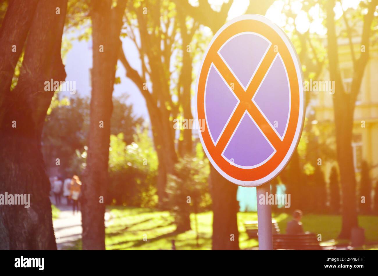 Runde Schild mit einem roten Kreuz auf blauem Hintergrund. Ein Zeichen bedeutet ein Parkverbot Stockfoto