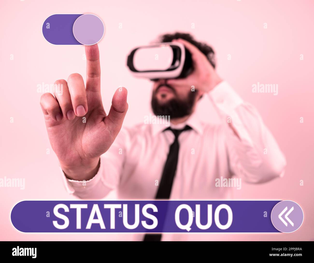 Handschriftliches Schild Status Quo. Ein Wort über den aktuellen Stand der sozialen oder politischen Fragen Stockfoto