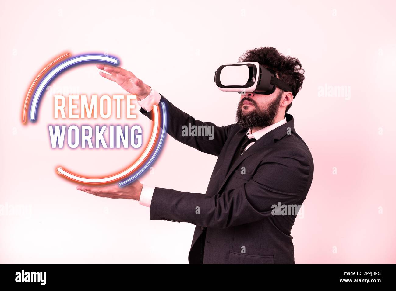 Schild mit der Aufschrift „Remote Working“. Internetkonzeptsituation, in der ein Arbeitnehmer hauptsächlich von zu Hause aus arbeitet Stockfoto