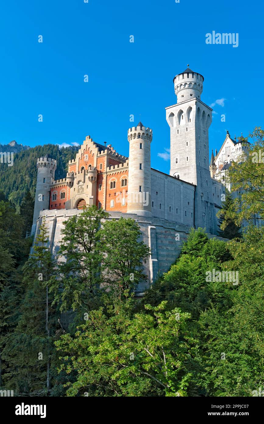 Vorderansicht der Fassade faÃ Schloss Neuschwanstein mit Eingangsbereich und äußerer Burg bei schönem Wetter Stockfoto