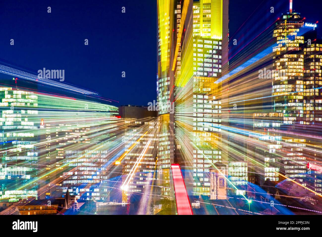 Die künstlich beleuchteten Wolkenkratzer der Skyline von Frankfurt am Main am Abend werden mit Zoomeffekt fotografiert Stockfoto