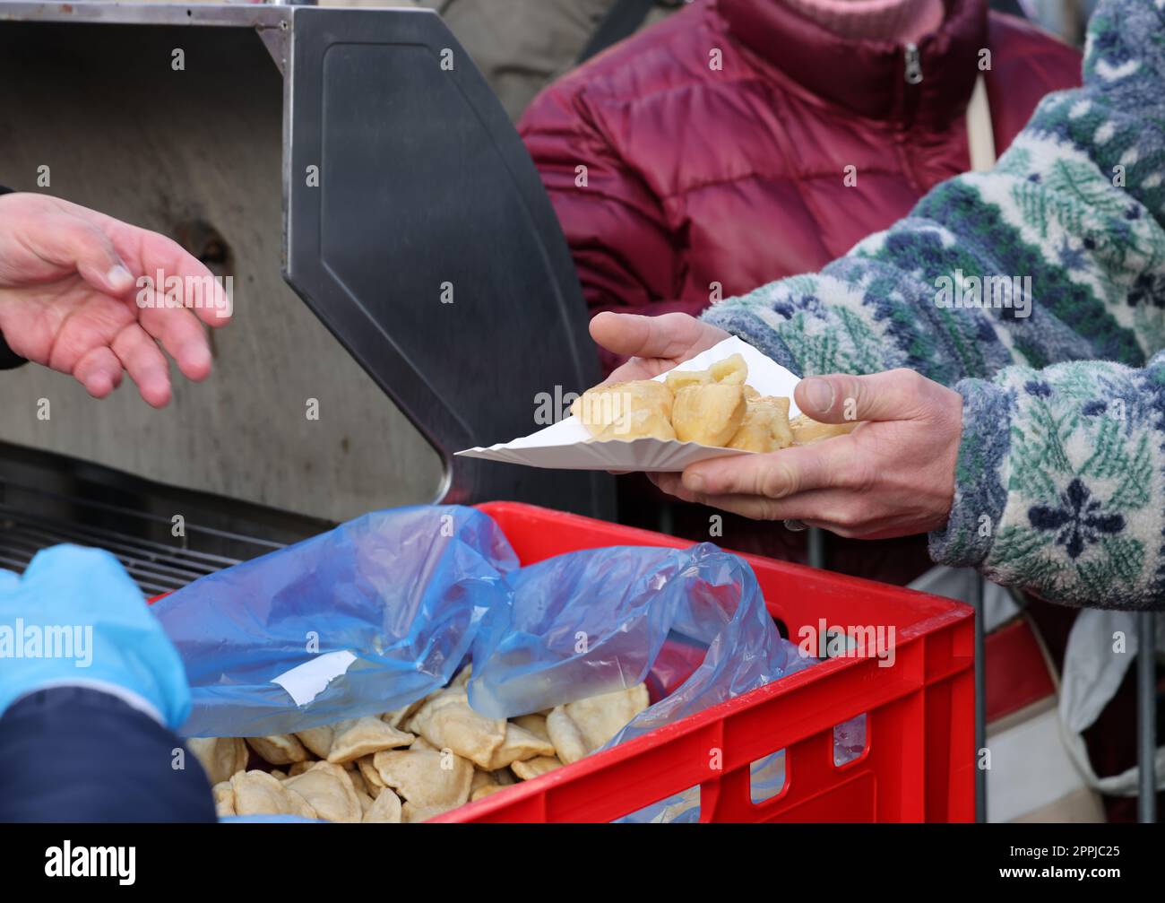 Warmes Essen für die Armen und Obdachlosen Stockfoto