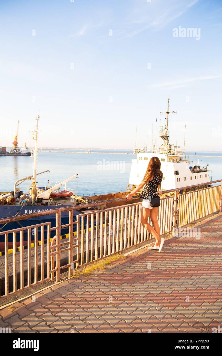Das Mädchen steht mit dem Rücken zum Port Odessa Stockfoto