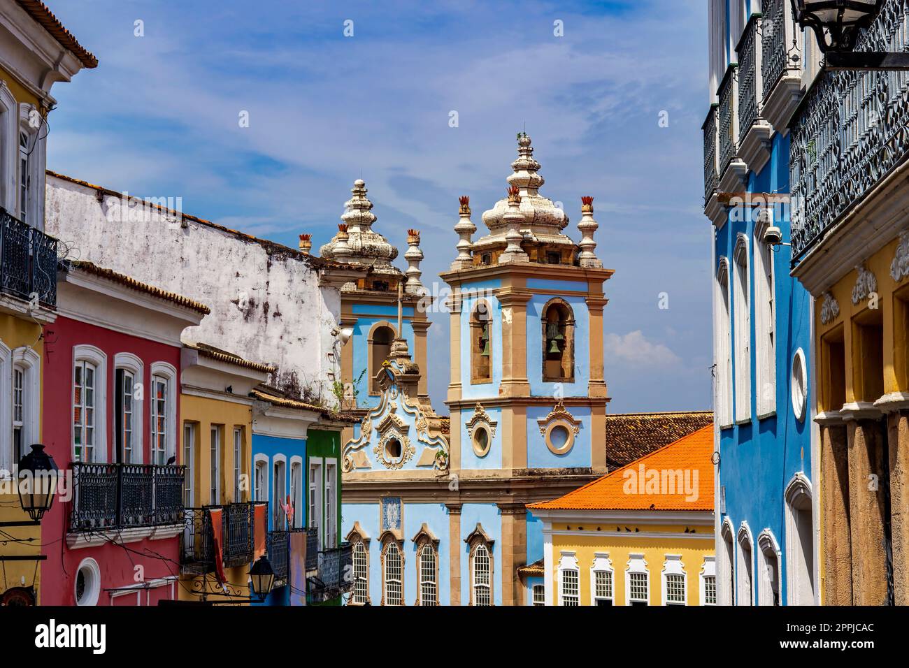 Farbenfrohe Gebäude und barocke Kirchen in Pelourinho Stockfoto