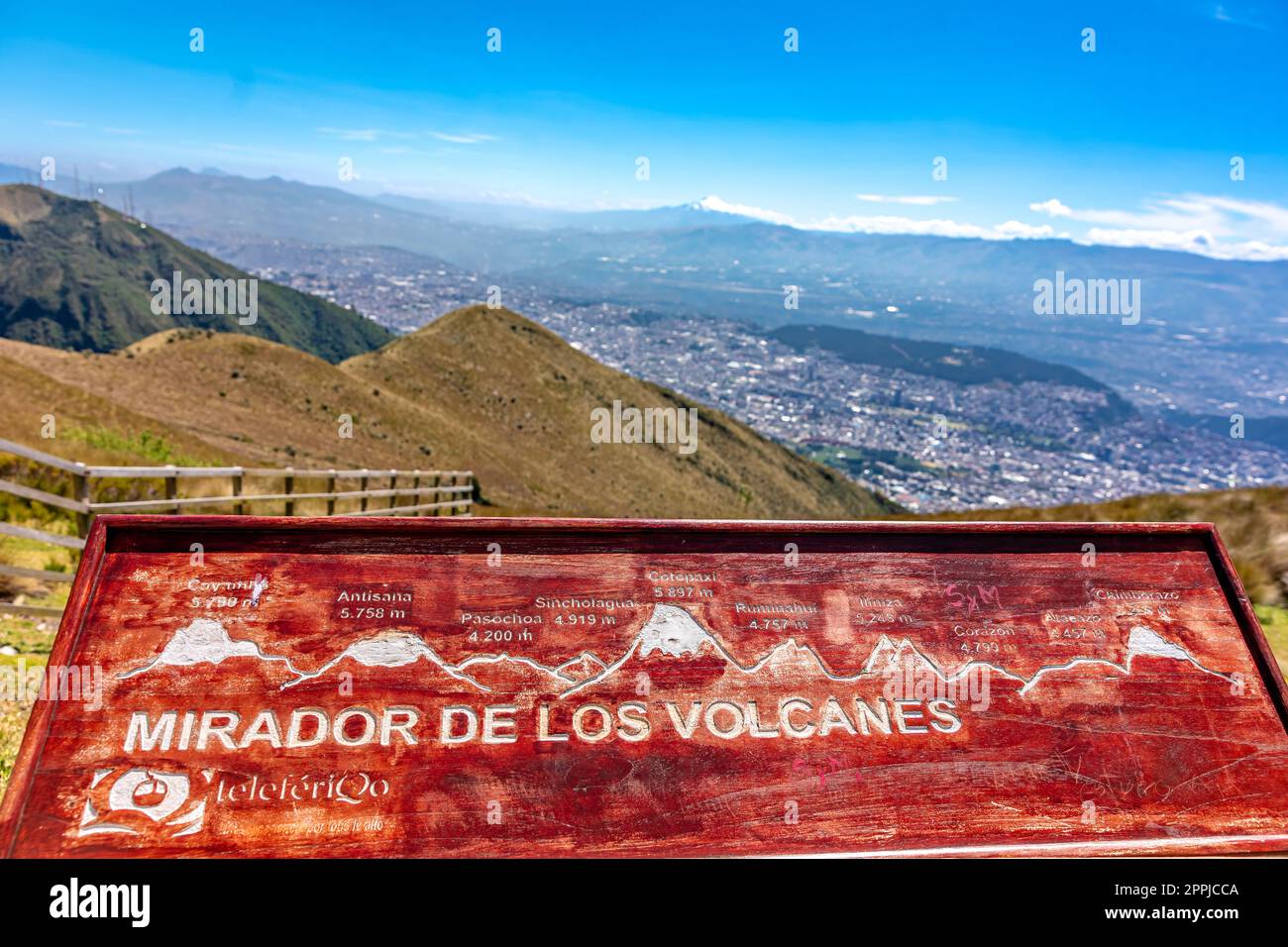 Blick auf Vulkane und Berge über der Stadt Quito in Ecuador Stockfoto