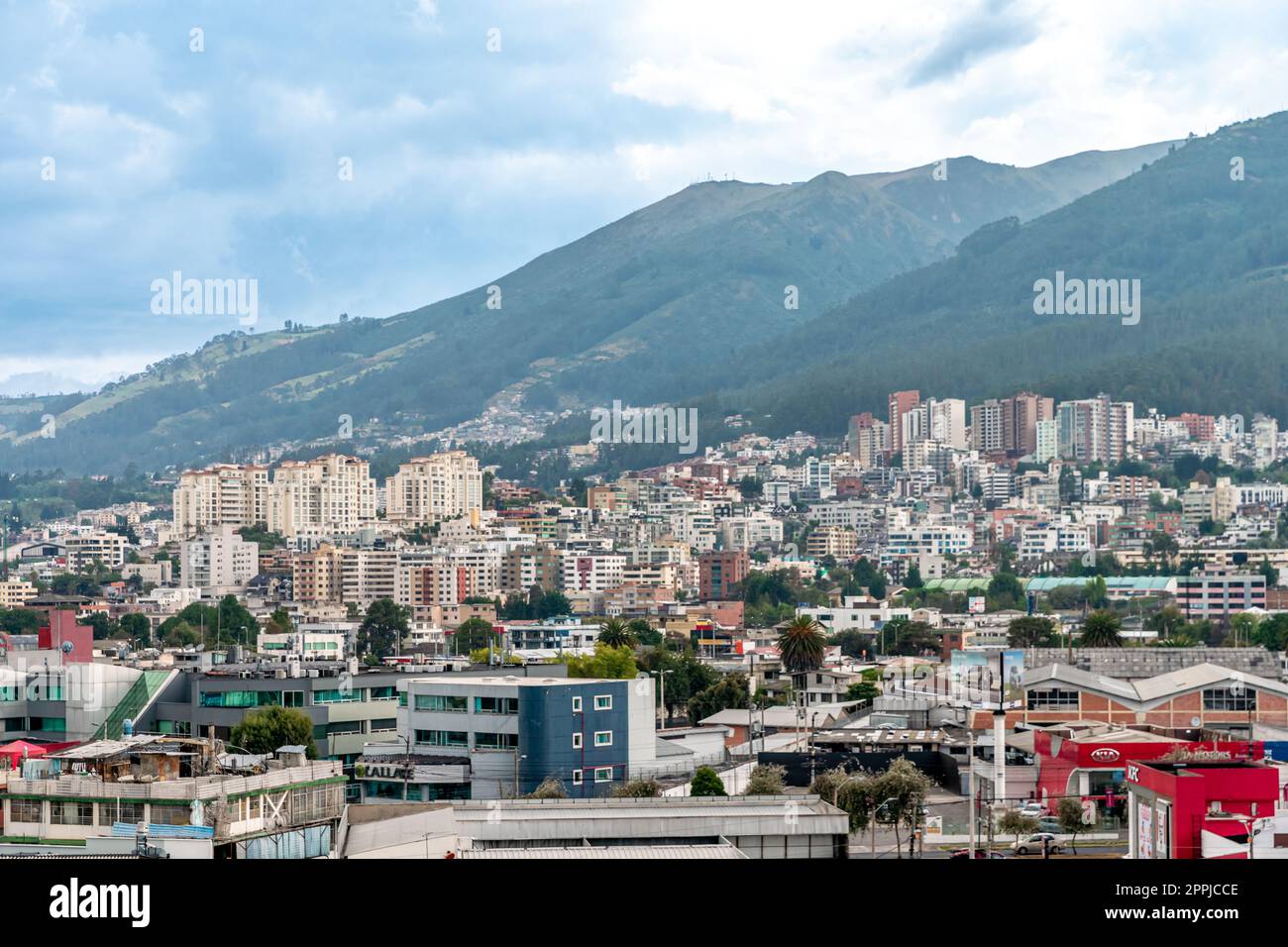 Quito, Equador - 26. September 2022: Panoramablick auf die Hauptstadt Stockfoto