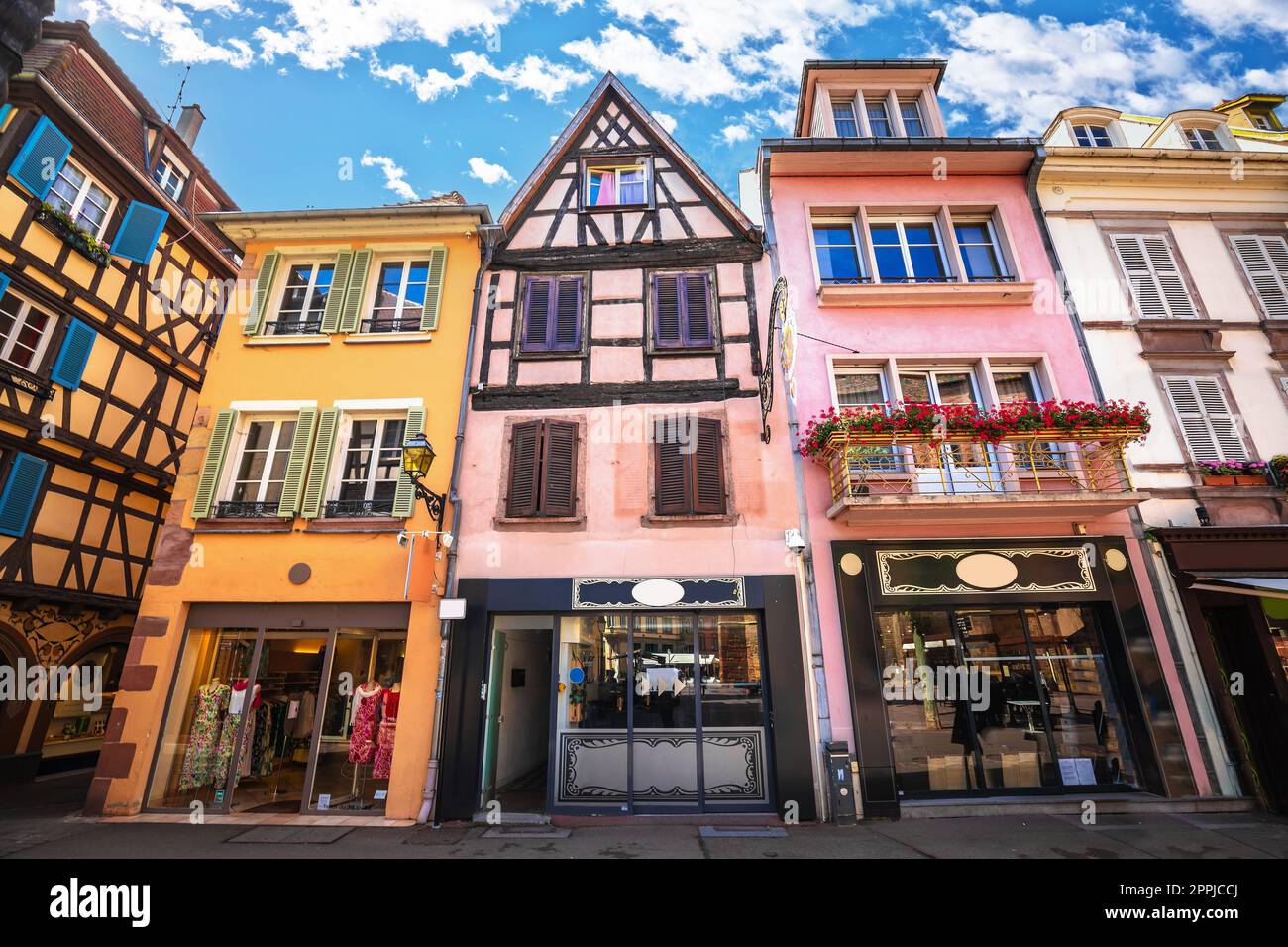 Colmars farbenfrohe Architektur mit Blick auf die Straße Stockfoto