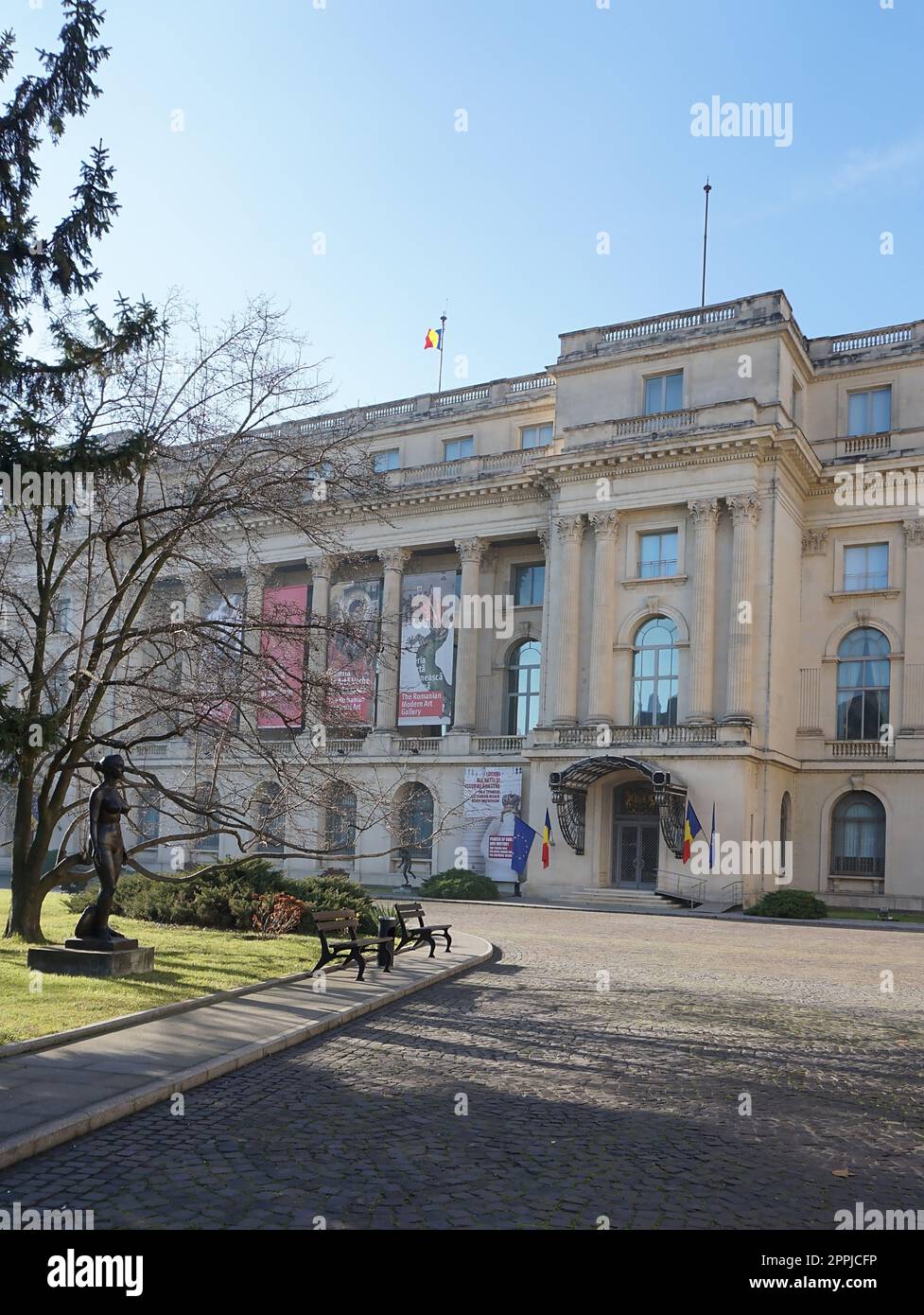 Bukarest, Rumänien - 20. Dezember 2022: Nationales Kunstmuseum Rumäniens mit Fassade. Seit 1812 ehemaliger Königspalast. Stockfoto