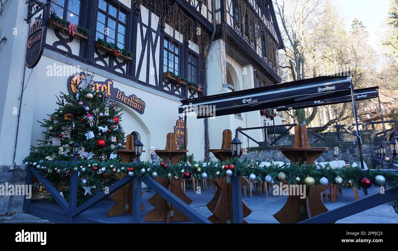 Sinaia, Rumänien - 31. Dezember 2022: Carol Gastro Bierhaus Restaurant neben Schloss Peles in den Karpaten Stockfoto