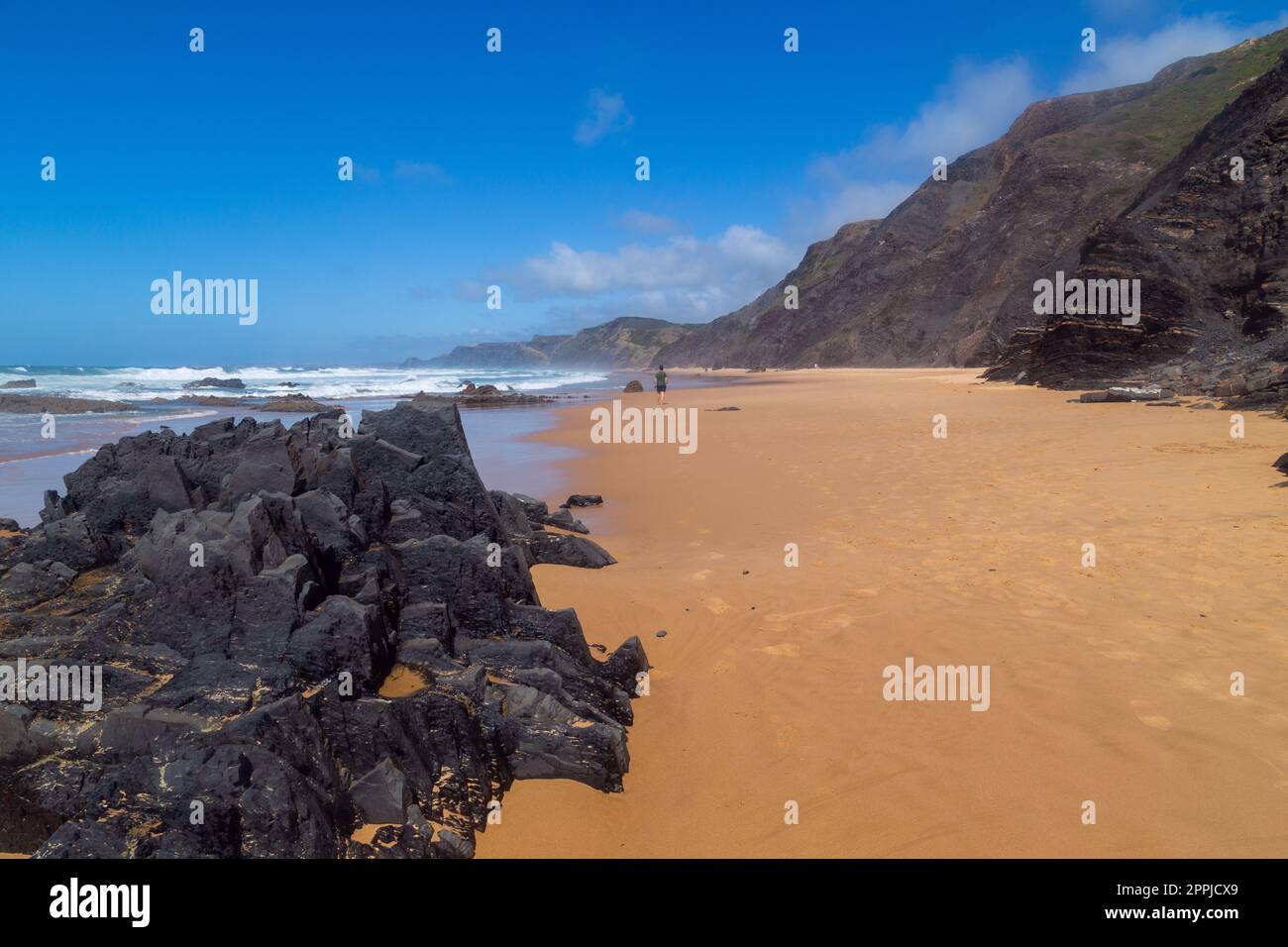 Leute am Strand in Aljezur Stockfoto