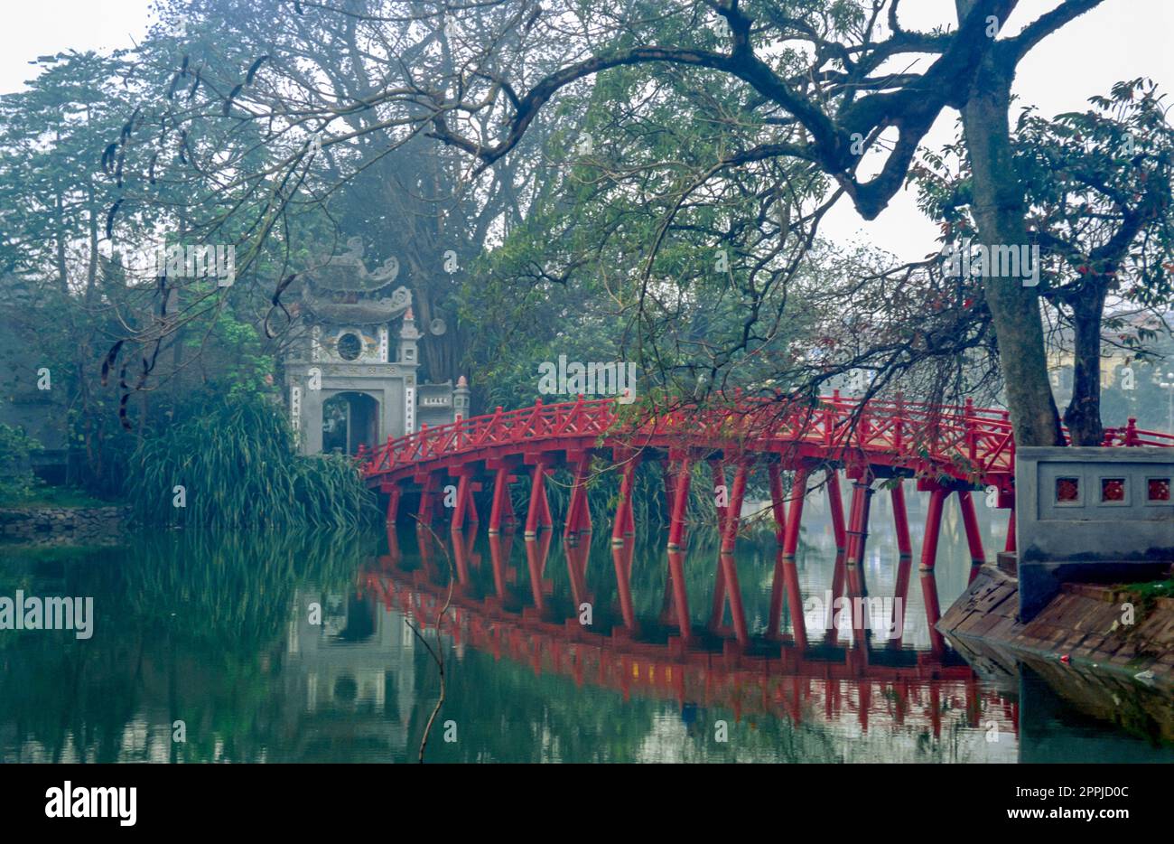 Gescannte Folie eines historischen Farbfotos einer Szene am „See des zurückgekehrten Schwertes“ in Hanoi, der Hauptstadt von Vietnam Stockfoto