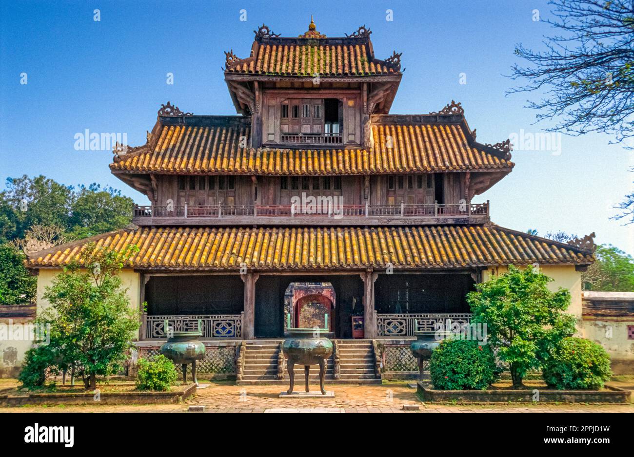 Gescannte Folie eines historischen Farbfotos eines Motivs in der sogenannten „Verbotenen violetten Stadt“, der ehemaligen kaiserlichen Palastanlage in Hue, im Zentrum Vietnams Stockfoto Gescannte Folie eines historischen Farbfotos eines Motivs in der sogenannten „Verbotenen violetten Stadt“, der ehemaligen kaiserlichen Palastanlage in Hue, im Zentrum Vietnams Stockfoto