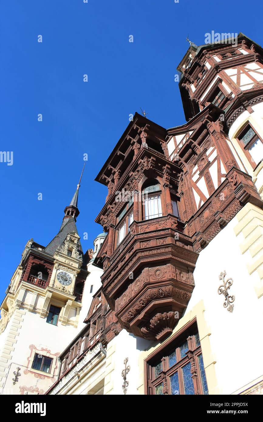 Schloss Peles Sinaia an einem sonnigen Tag in Siebenbürgen, Rumänien, das zum UNESCO-Weltkulturerbe gehört Stockfoto