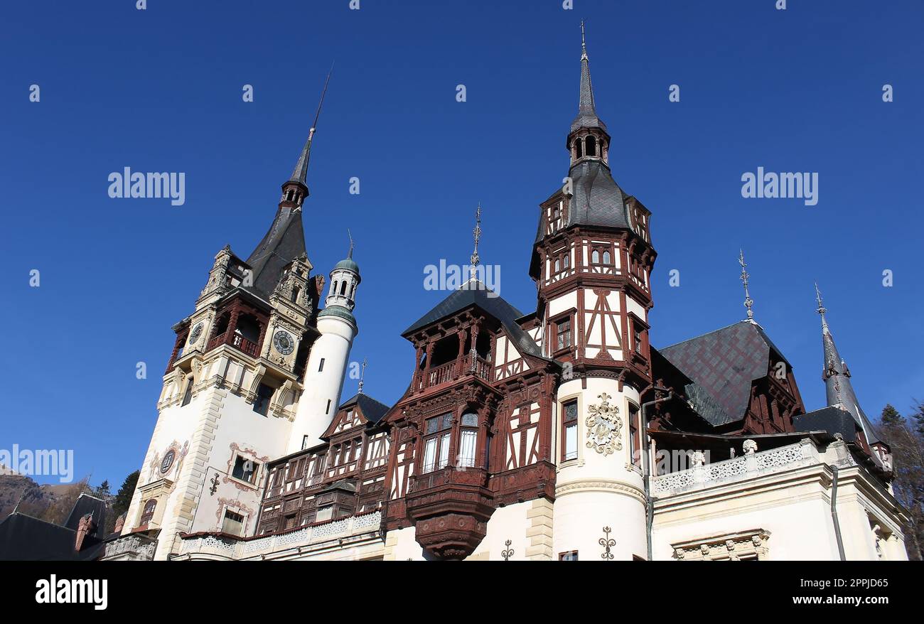 Schloss Peles Sinaia an einem sonnigen Tag in Siebenbürgen, Rumänien, das zum UNESCO-Weltkulturerbe gehört Stockfoto