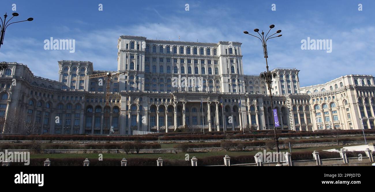 Bukarest, Rumänien - 31. Dezember 2022: Vorderansicht des Parlamentspalastes in Bukarest, Rumänien. Stockfoto