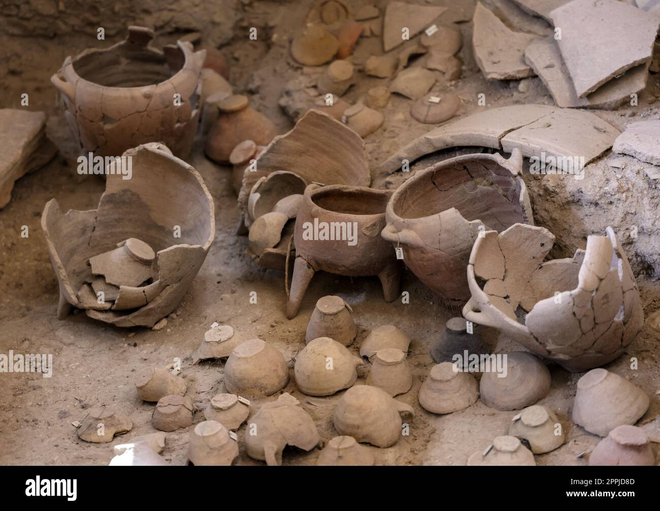 Santorini, Griechenland - in der prähistorischen Stadt Akrotiri, Ausgrabungsstätte einer minoischen Bronzezeit, wurden alte Töpferwaren geborgen Stockfoto