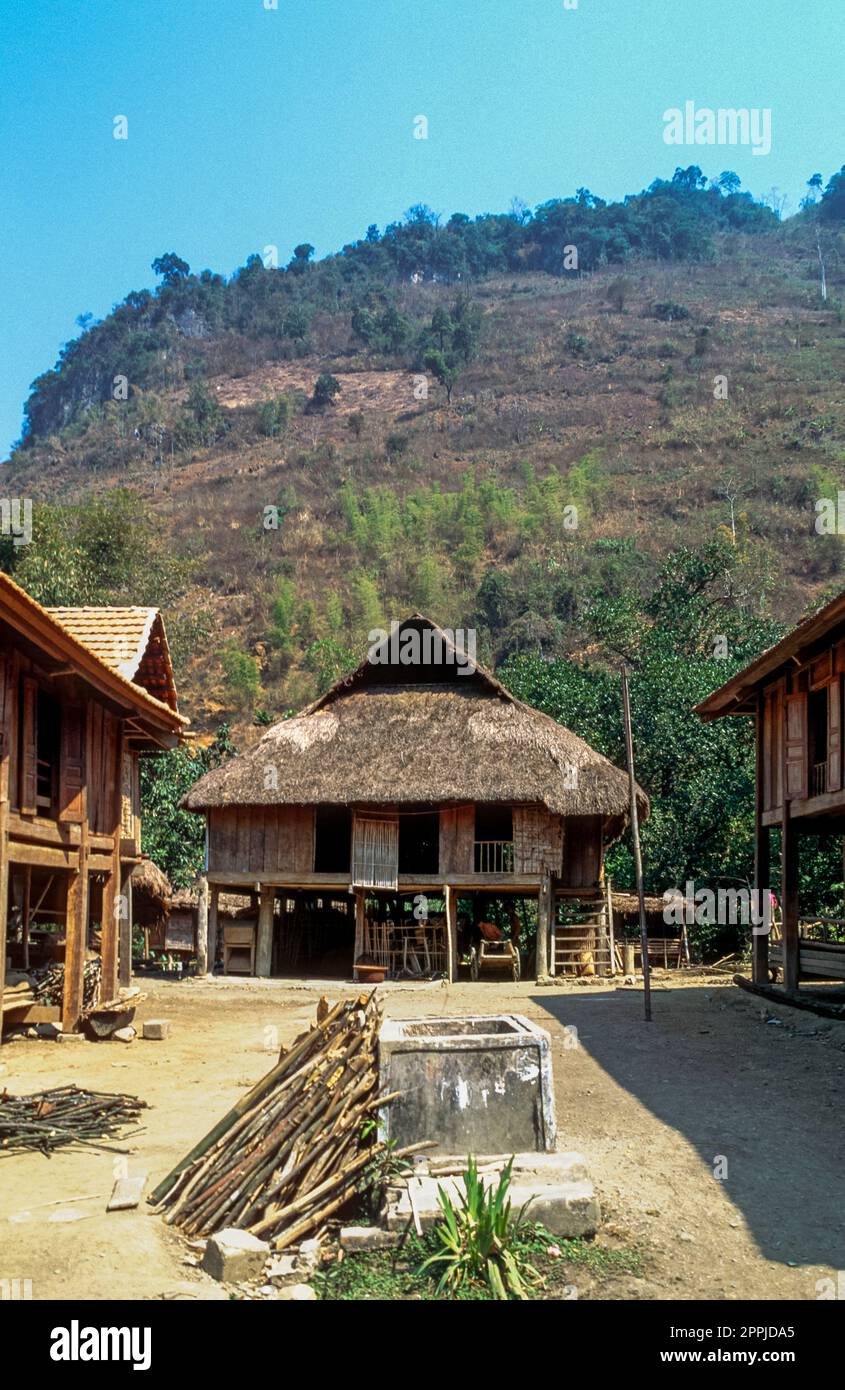 Gescannte Folie eines historischen Farbfotos von Haufenwohnungen in einem Dorf der ethnischen Minderheit der „blumigen Hmong“ in Nordvietnam im Red River Valley Stockfoto