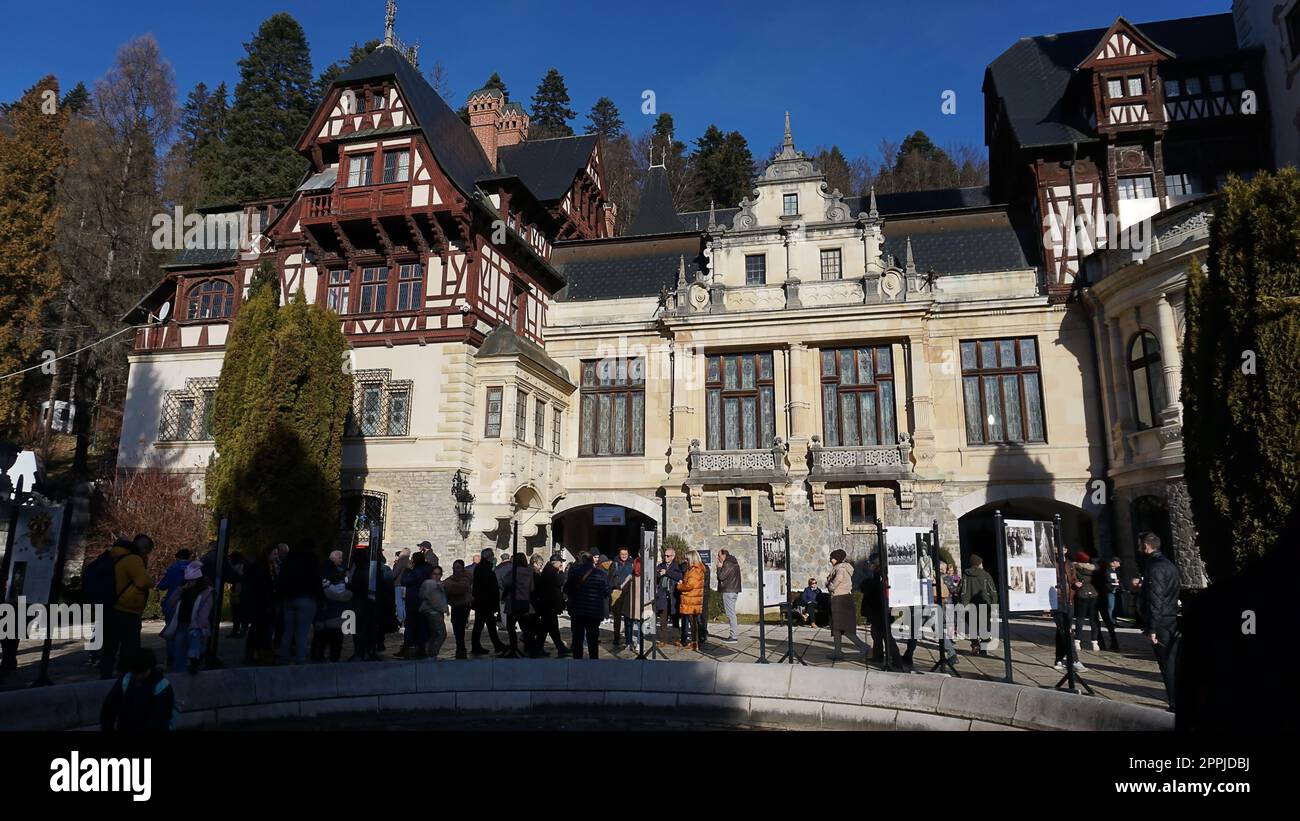 Sinaia, Rumänien - 31. Dezember 2022: Menschen, die in der Nähe von Schloss Peles Sinaia in der Wintersaison, Siebenbürgen, Rumänien Stockfoto