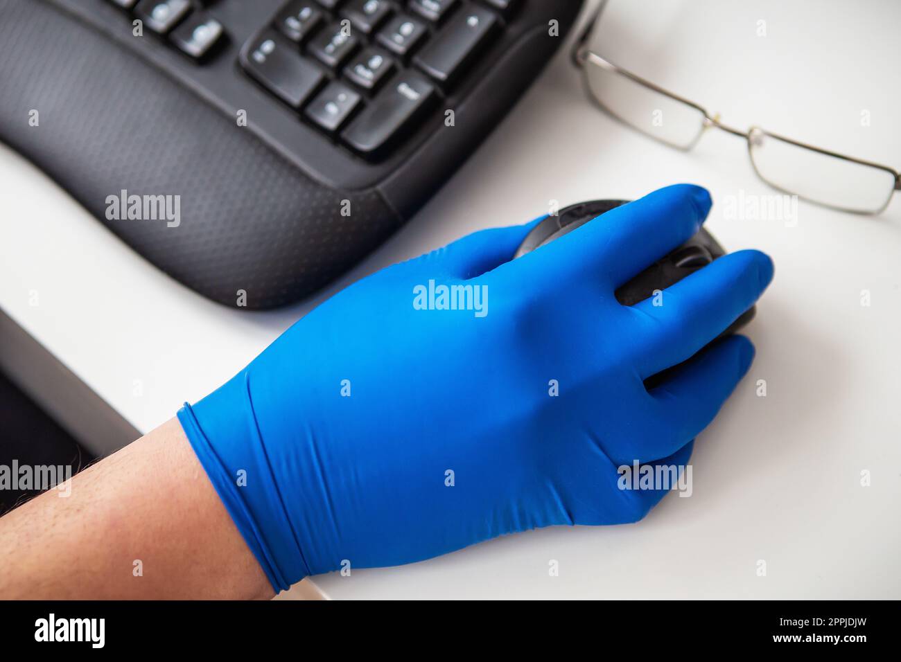 Ein Arzt in blauen Handschuhen sammelt schnell Daten über einen Patienten. Das Konzept des Gesundheitswesens und der Pflege Ihrer Gesundheit. Arbeitsplatz eines Arztes, Online-Beratung. Stockfoto