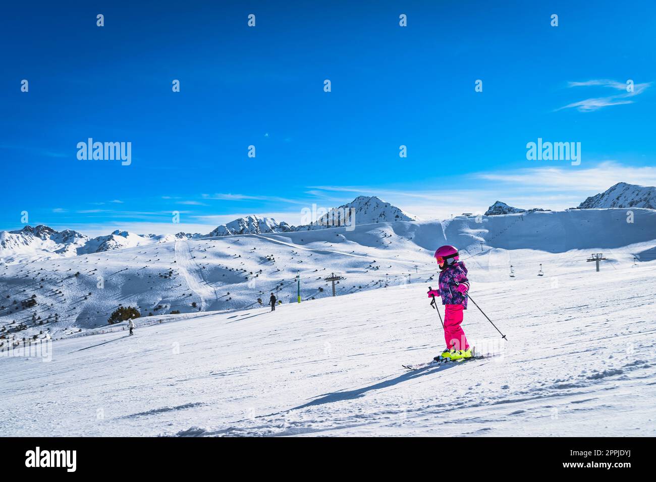 Ein junges Mädchen, das auf einer Skipiste in Andorra, den Pyrenäen, Ski fährt Stockfoto