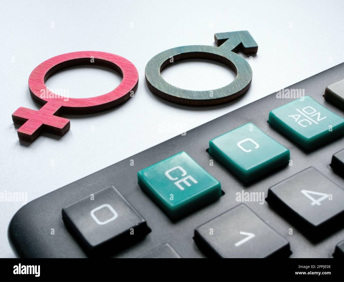 Konzept des geschlechtsspezifischen Lohngefälles. Männliche und weibliche Zeichen neben dem Taschenrechner. Stockfoto