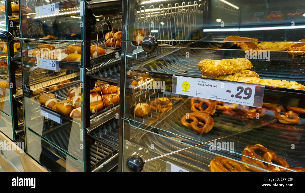 Baden-Baden, Deutschland - 01. Januar 2022: Waren im LIDL-Supermarkt in Baden-Baden Stockfoto