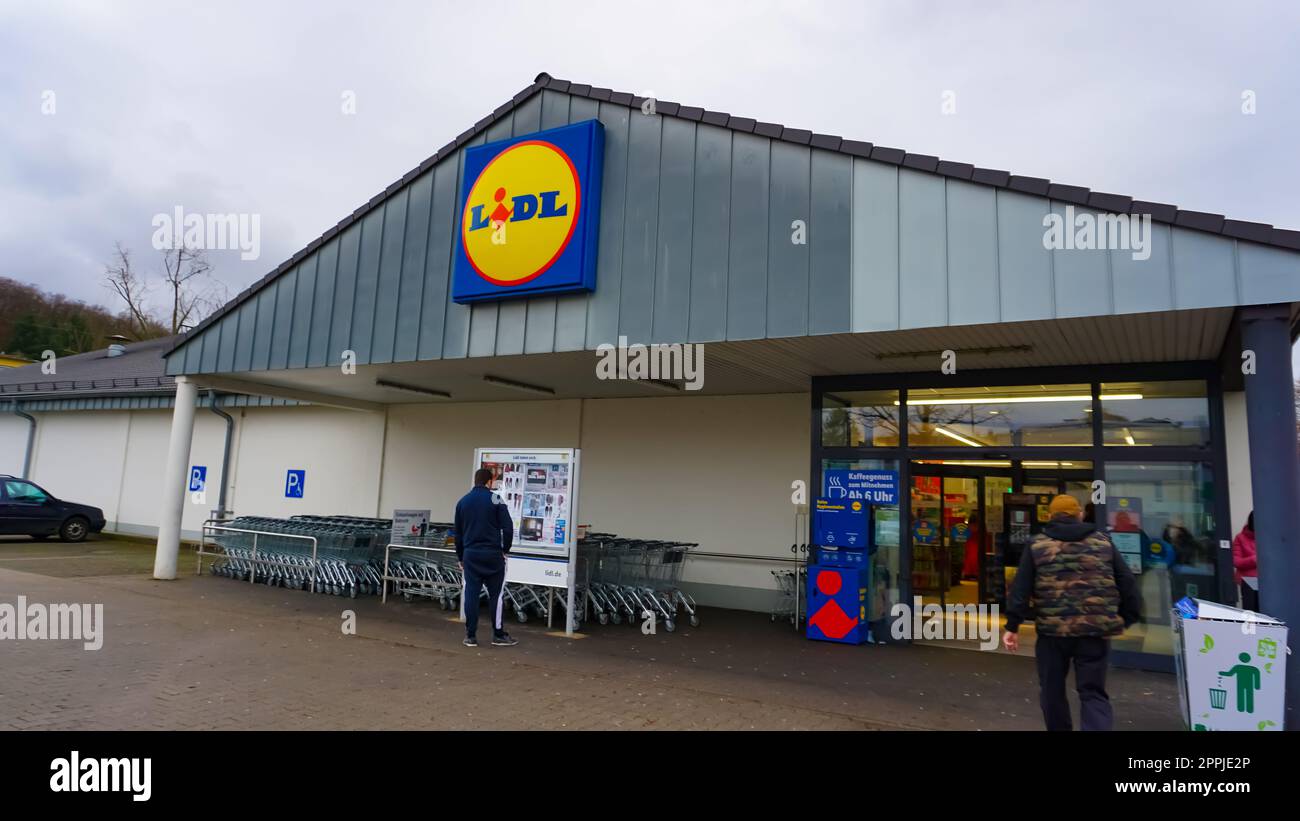 BadenBaden, Deutschland 01. Januar 2022 Menschen gehen in den LIDL