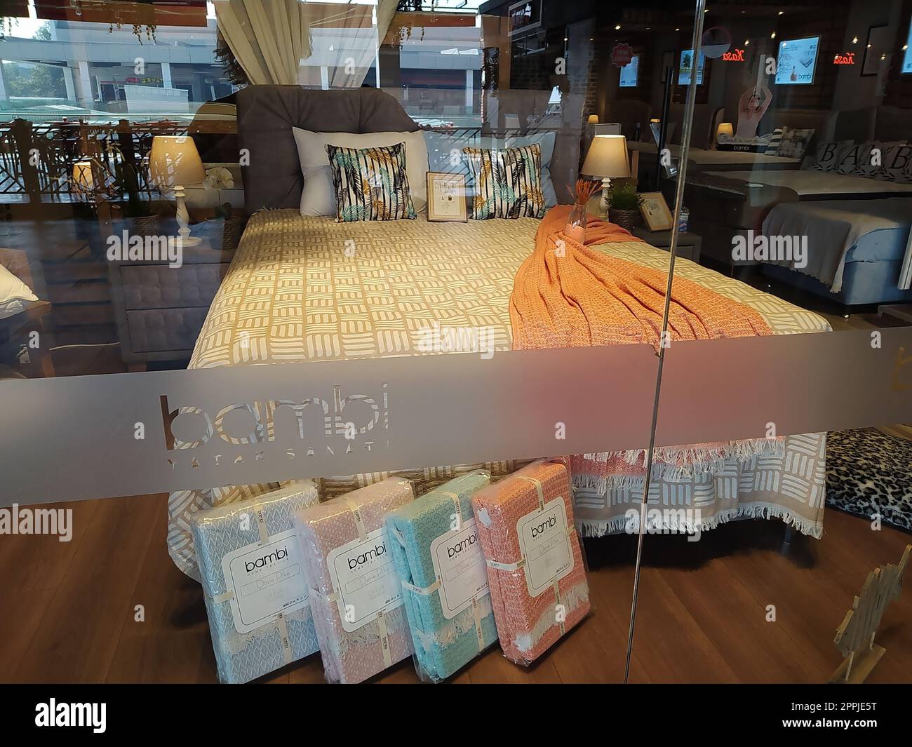 Bursa, Türkei - 16. September 2022: Landschaftsblick des Bambi Bed Store Stockfoto