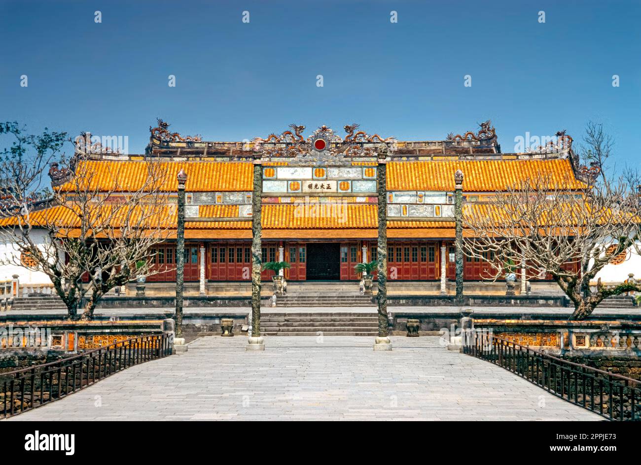 Gescannte Folie eines historischen Farbfotos eines Motivs in der sogenannten „Verbotenen violetten Stadt“, der ehemaligen kaiserlichen Palastanlage in Hue, im Zentrum Vietnams Stockfoto Gescannte Folie eines historischen Farbfotos eines Motivs in der sogenannten „Verbotenen violetten Stadt“, der ehemaligen kaiserlichen Palastanlage in Hue, im Zentrum Vietnams Stockfoto