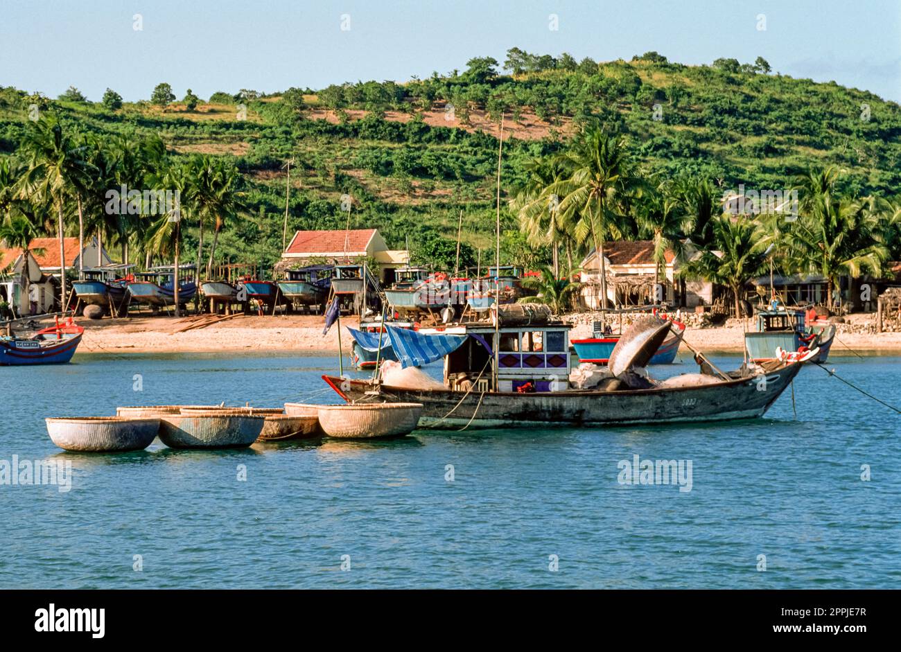 Gescannte Folie mit historischem Farbfoto der Küstenregion Vietnams am Chinesischen Meer Stockfoto