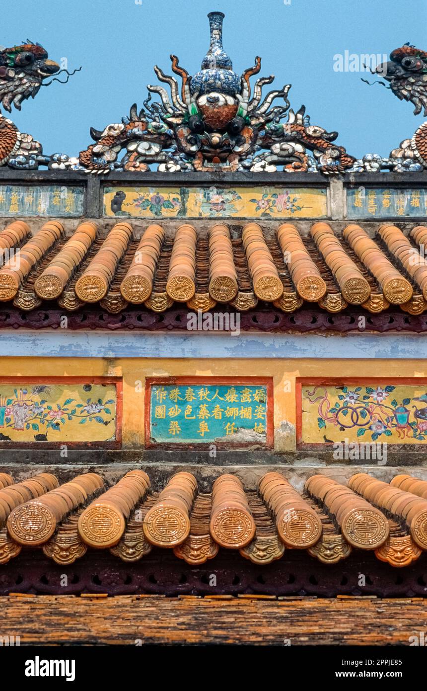 Gescannte Folie eines historischen Farbfotos eines Motivs in der sogenannten „Verbotenen violetten Stadt“, dem ehemaligen kaiserlichen Palast in Hue, im Zentrum Vietnams Stockfoto Gescannte Folie eines historischen Farbfotos eines Motivs in der sogenannten „Verbotenen violetten Stadt“, dem ehemaligen kaiserlichen Palast in Hue, im Zentrum Vietnams Stockfoto