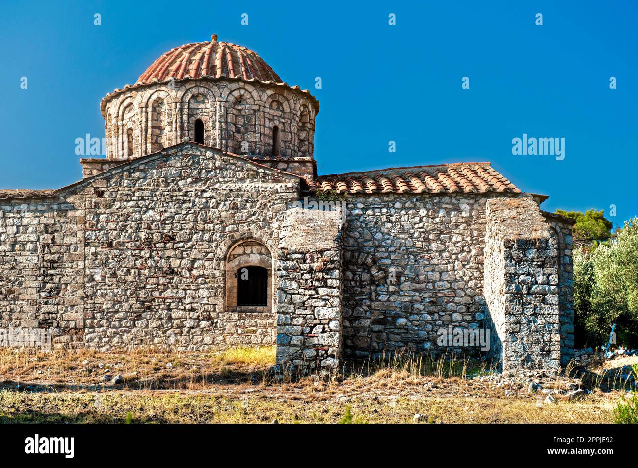 Die unbesputzte alte Fassade einer griechisch-orthodoxen Kapelle aus Natursteinen Stockfoto