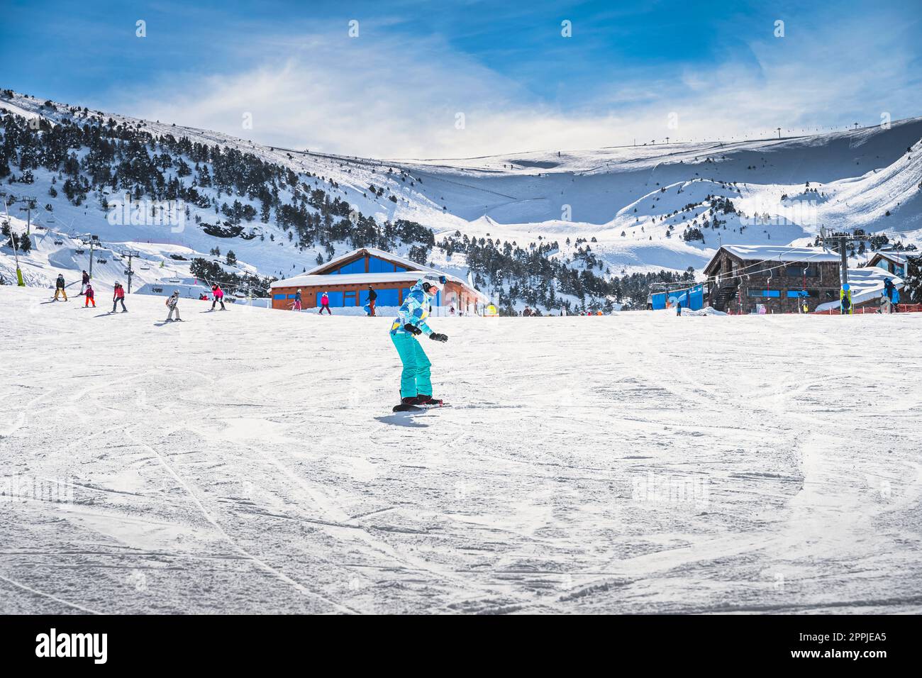 Frau, Anfänger-Snowboarder, die lernen, wie man auf einem Snowboard fährt, Andorra Stockfoto