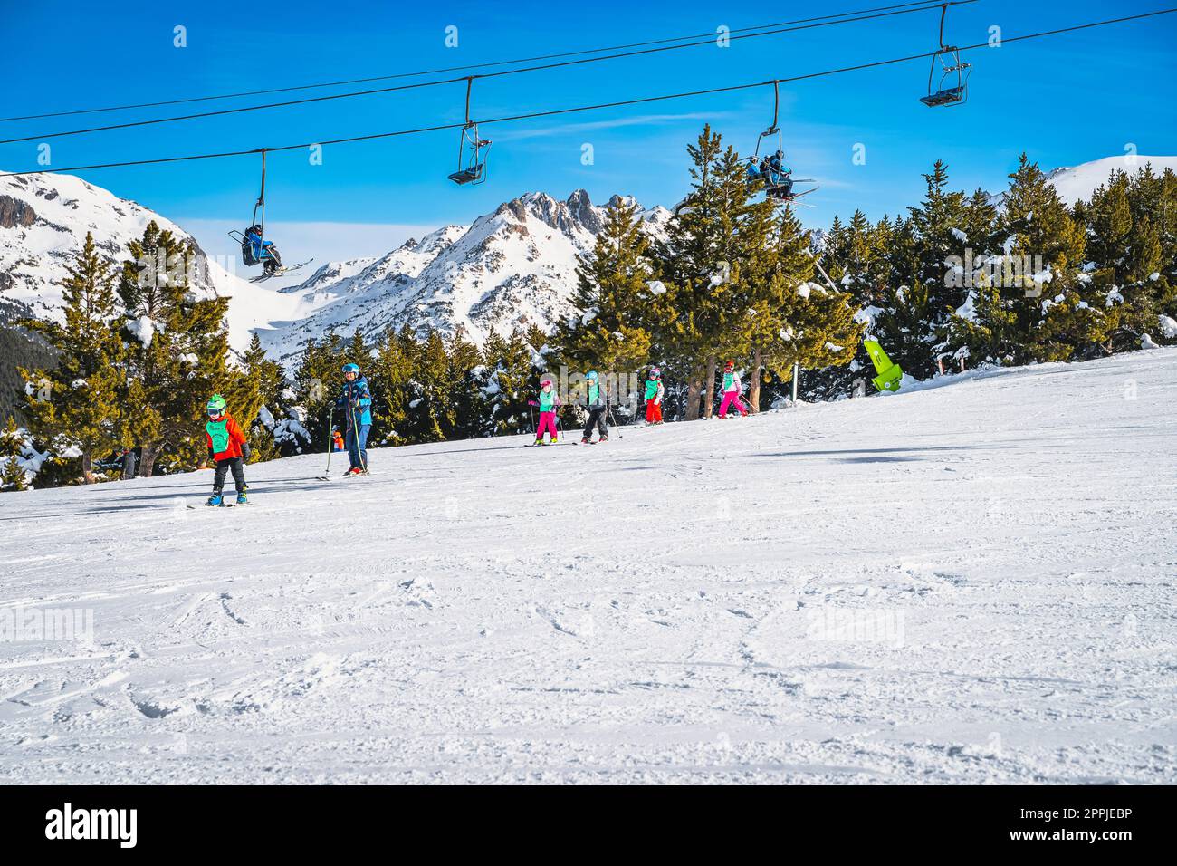 Skilehrer, der einer Gruppe kleiner Kinder das Skifahren beibringt, Andorra Stockfoto