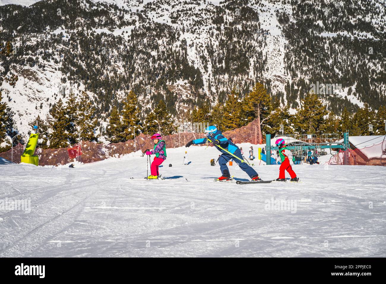 Skilehrer, der einer Gruppe kleiner Kinder das Skifahren in El Tarter, Andorra beibringt Stockfoto