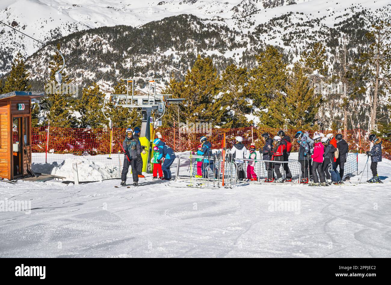 Skilehrer, der einer Gruppe kleiner Kinder beibringt, wie man Ski fährt und in den Skilift steigt, Andorra Stockfoto