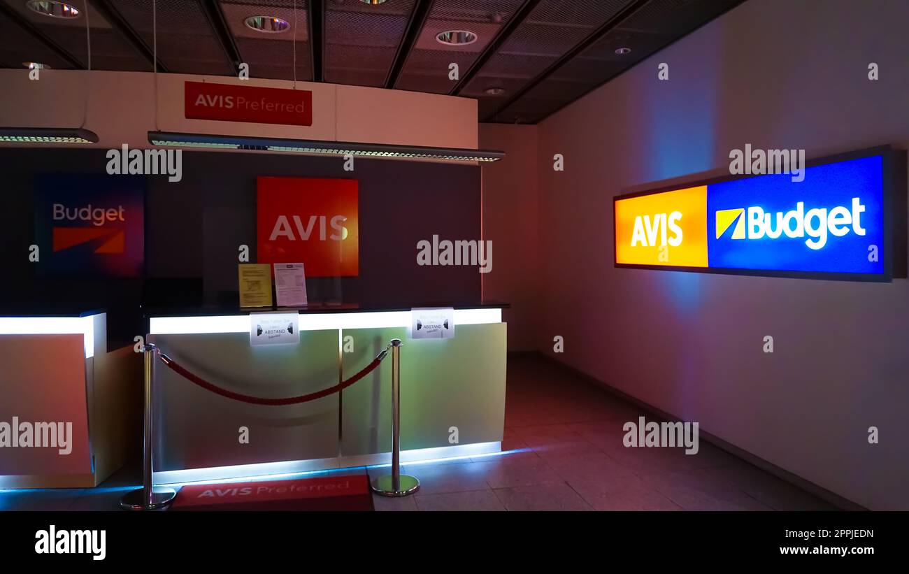 Dortmund, Deutschland - 28. Dezember 2021: Die Autovermietungsterminals am Flughafen Dortmund Stockfoto