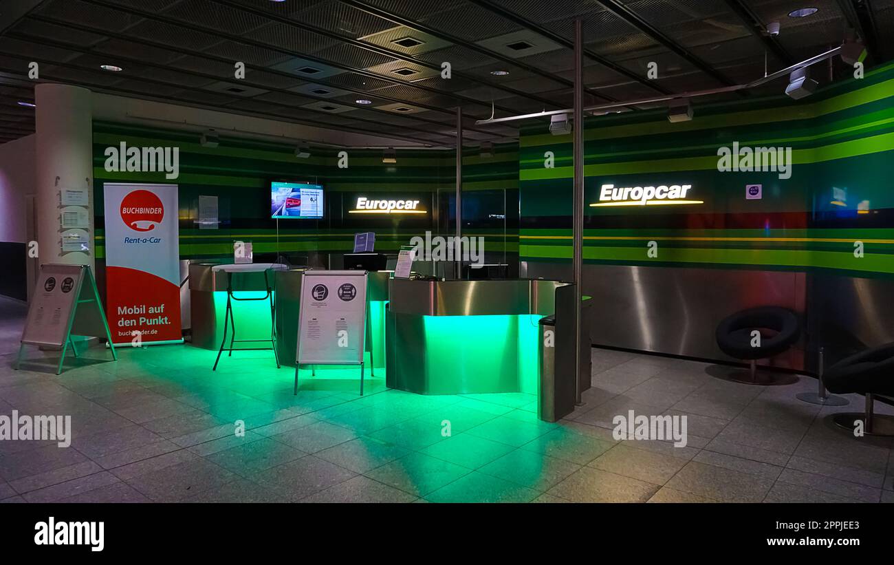 Dortmund, Deutschland - 28. Dezember 2021: Europcar Car Rental Office am Flughafen Dortmund, Deutschland Stockfoto
