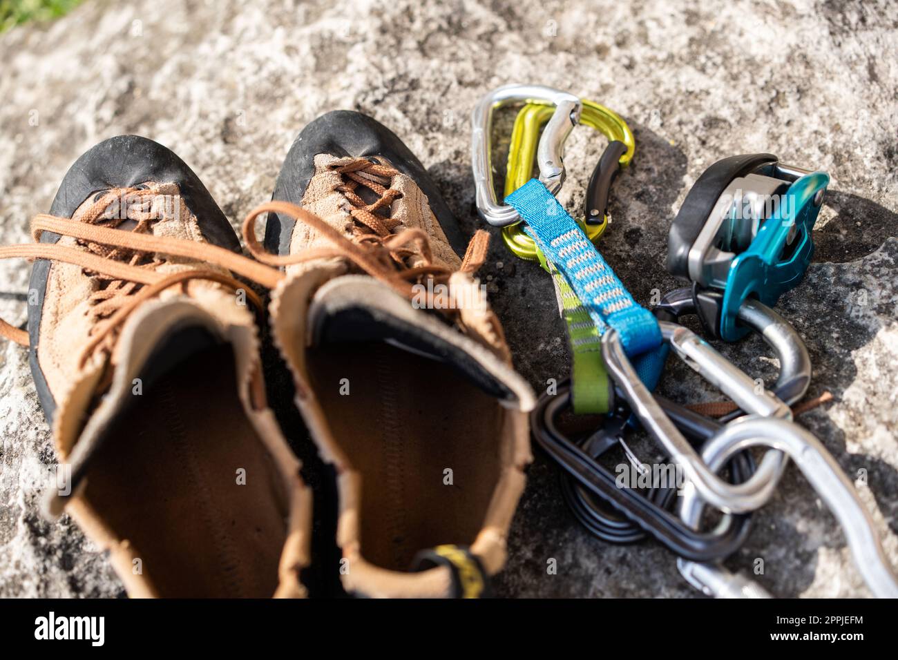 Benutzte Kletterschuhe und -Ausrüstung Stockfoto