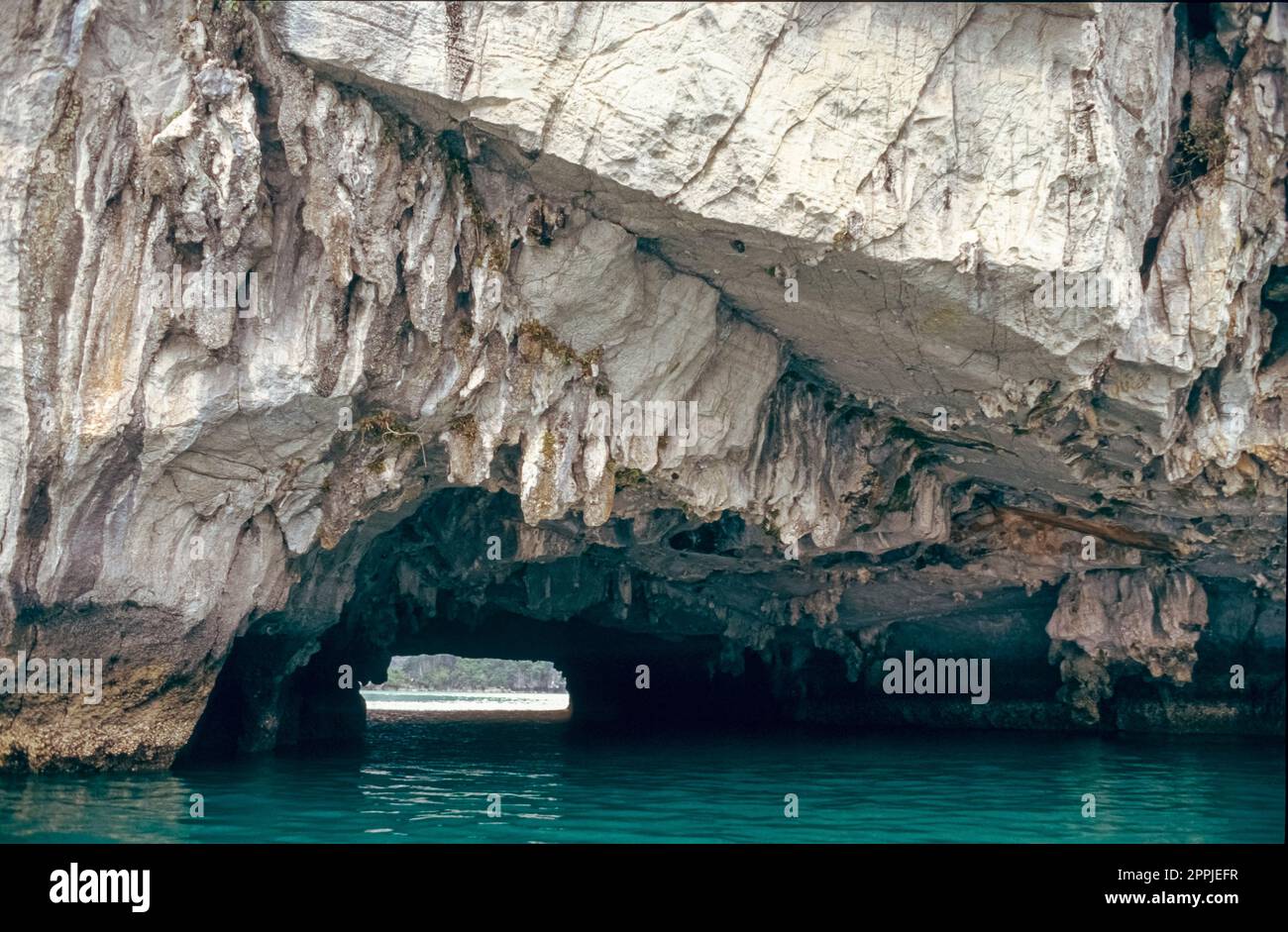 Gescannte Folie mit historischem Farbfoto der Küstenregion Vietnams in der Halong-Bucht im Chinesischen Meer Stockfoto