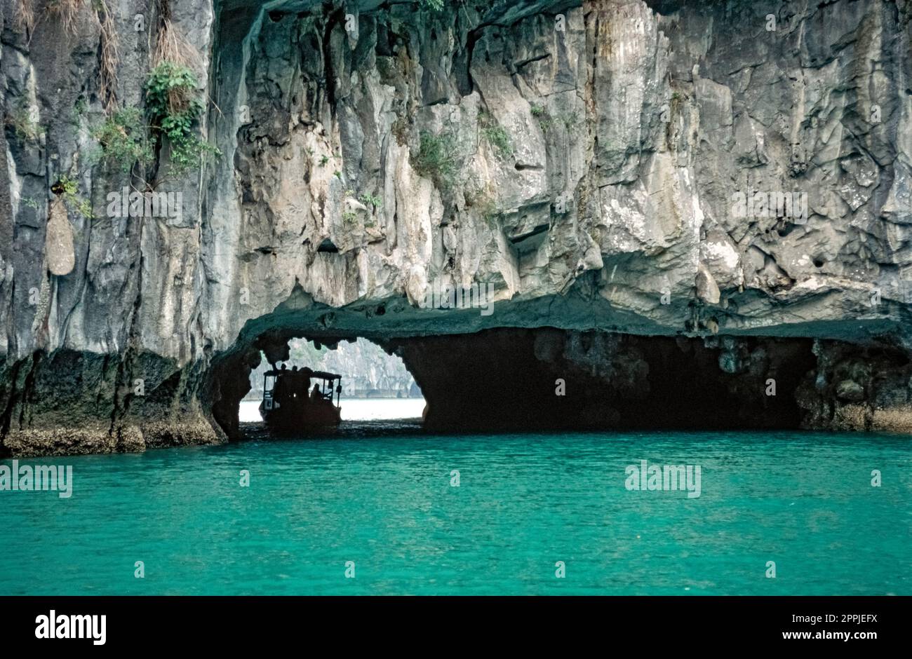 Gescannte Folie mit historischem Farbfoto der Küstenregion Vietnams in der Halong-Bucht im Chinesischen Meer Stockfoto