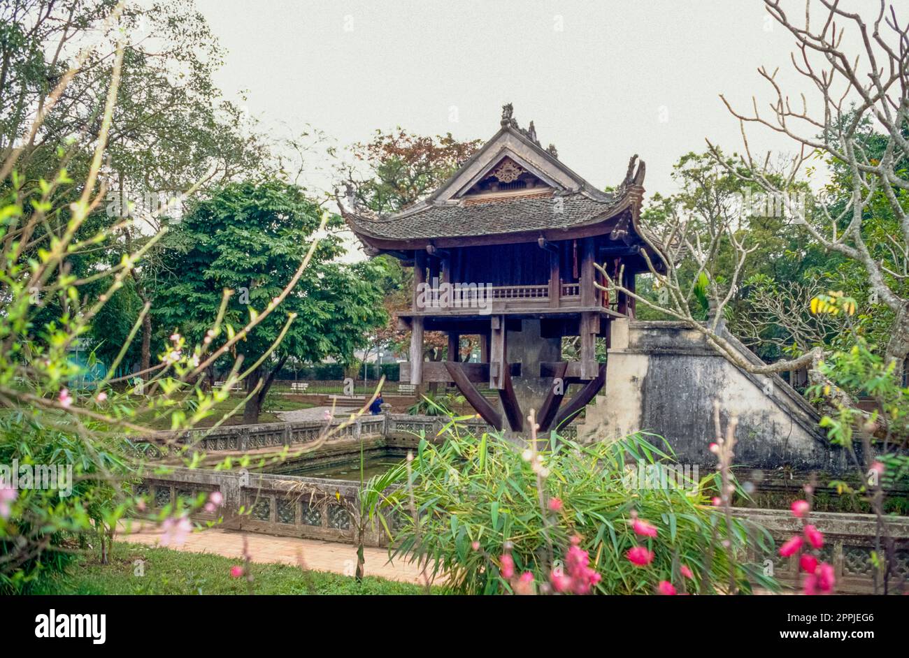 Gescannte Folie eines historischen Farbfotos der so genannten „Dugout Pagode“ in Hanopi, der Hauptstadt von Vietnam Stockfoto